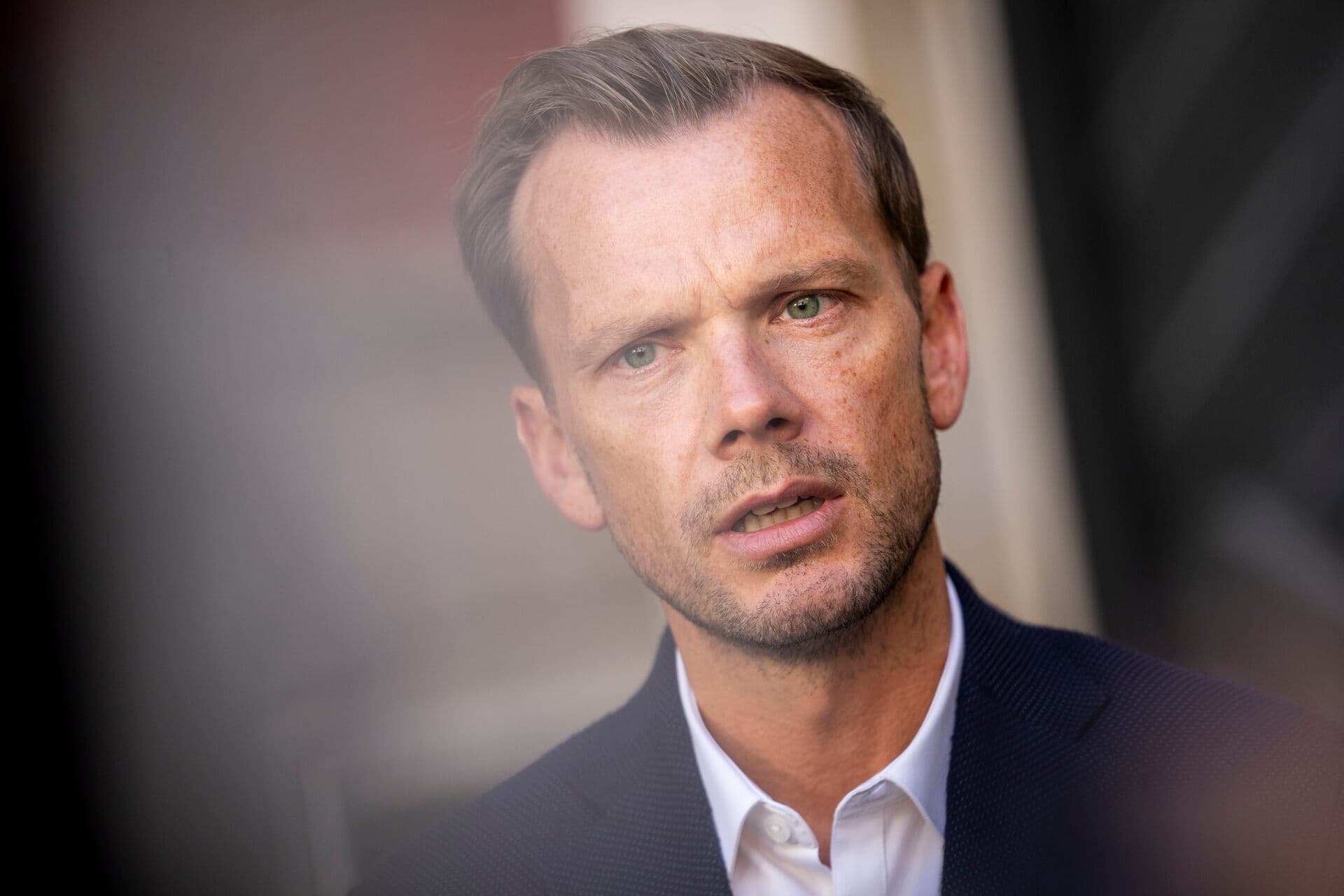 Justitsminister Peter Hummelgaard (S) pointerer på et samråd mandag, at efterretningsvurdering fra NSK skal fungere som advarselslampe for andre myndigheder.