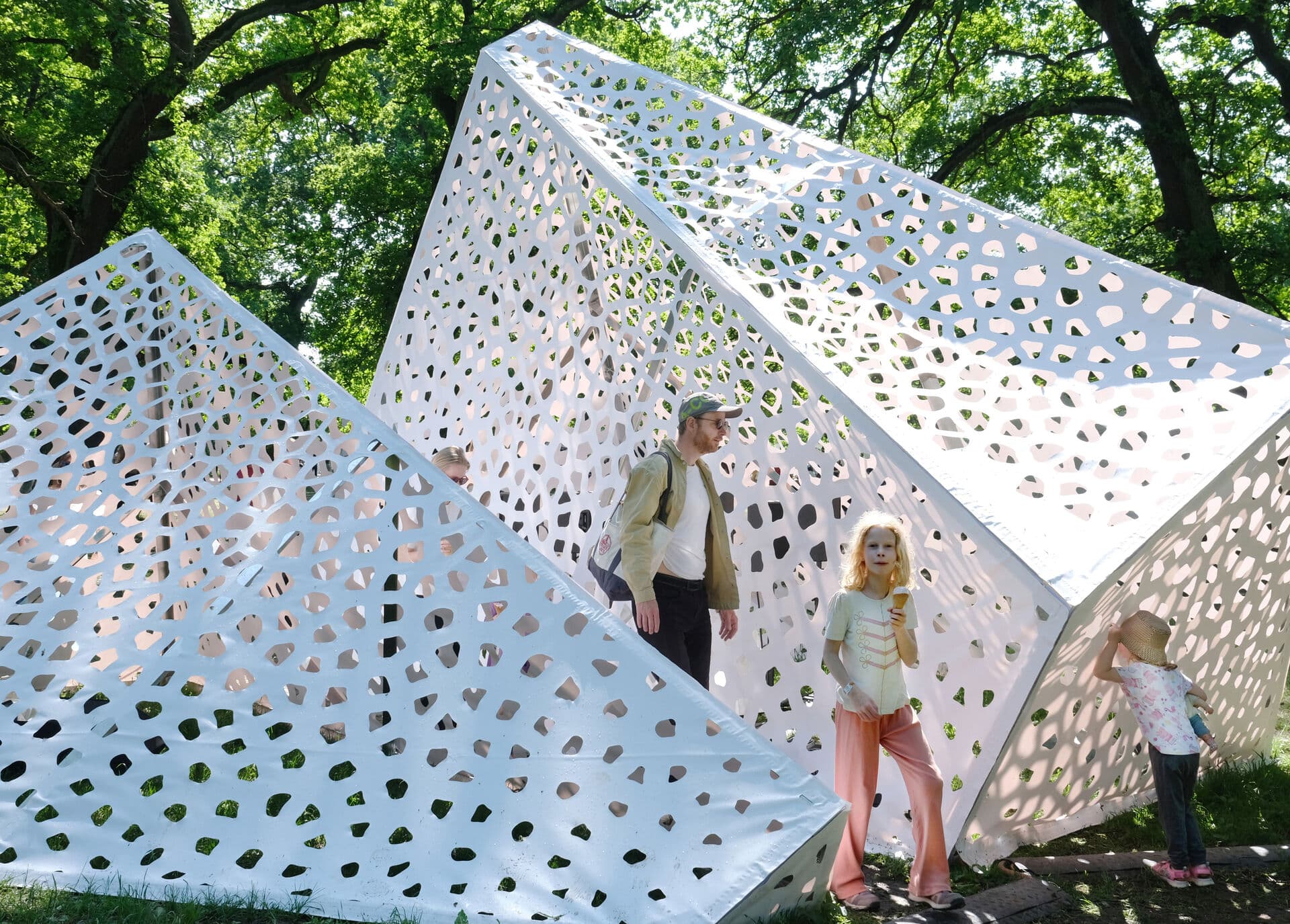 Hvis målet er at nå alle børn, eller måske især de børn, der sjældent i fritid og familie møder kunsten og kulturlivet, så er det ikke nok at gøre det muligt. Forskning viser ganske klart, at hvis man selv vælger f.eks. som familie, så er det dem der i forvejen kender til kulturlivet, som især er brugere. Og desto stærkere en familie står socialt og uddannelsesmæssigt tilsvarende stærkere er kendskab og brug af kultur, skrive Esben Danielsen.