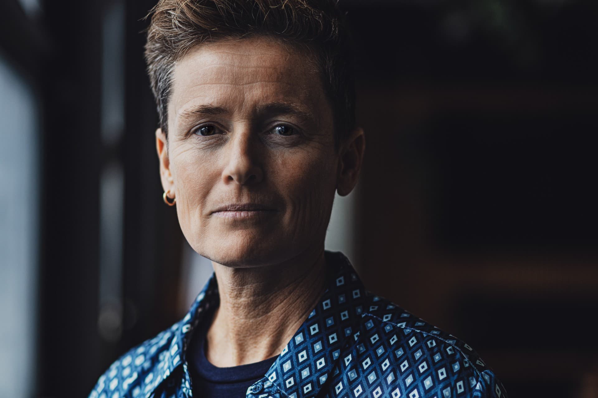 I sin nye debatbog beskriver Dorthe Birkmose, hvad der sker, når ledere og medarbejdere rammes af moralsk stress, og hvordan systematisk underfinansiering af velfærden over årtier har undergravet faglighed, trivsel og mening i velfærdsfagene. Ifølge hende begynder forandringen med kritik.