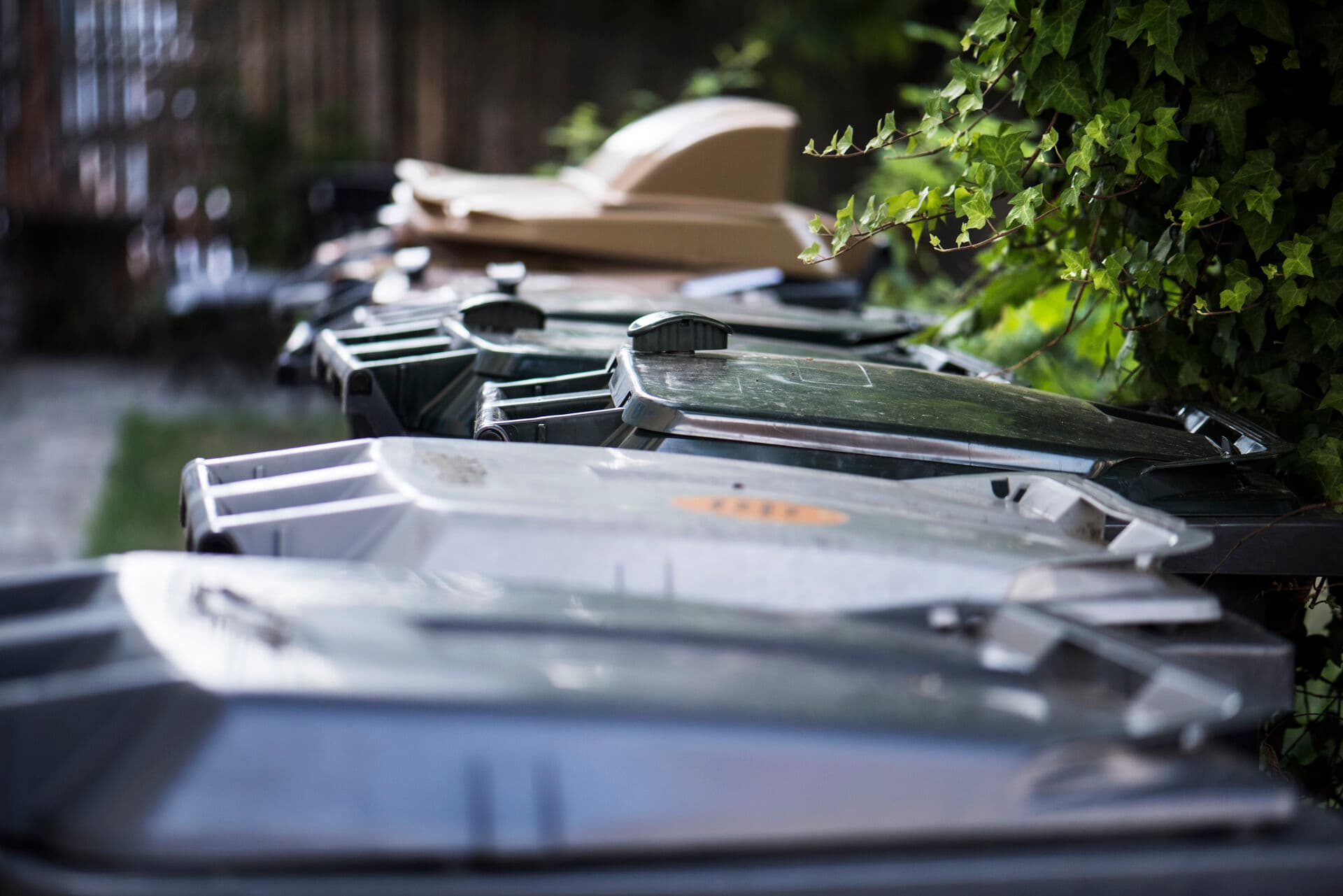 I 2020 blev det vedtaget, at indsamlingen af affald skulle strømlines, og der blev indført krav om, at kommunerne skal indsamle ti forskellige fraktioner. De tæller madaffald, glas, papir, mad- og drikkekartoner, pap, metal, plast, tekstilaffald, farligt affald og restaffald.