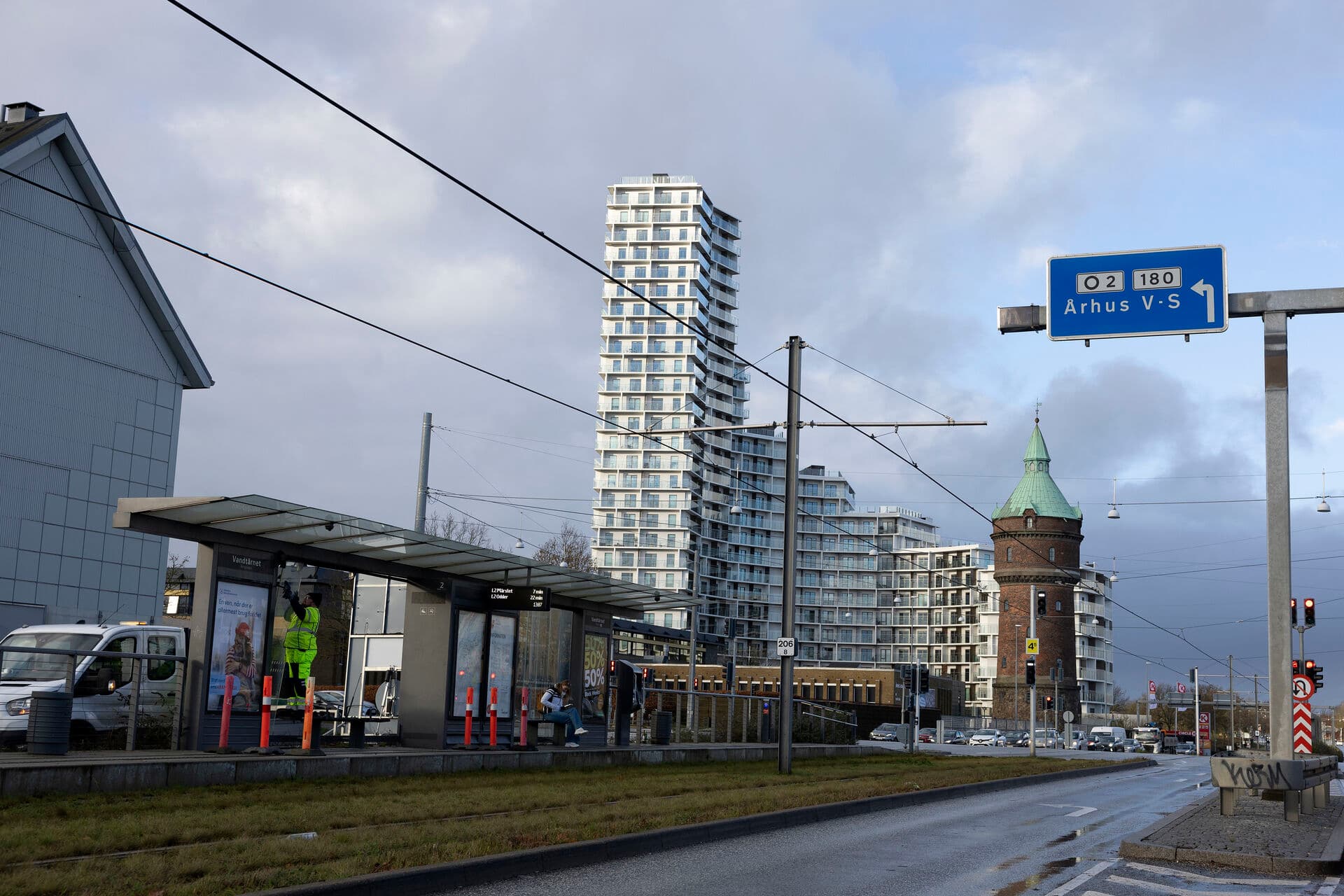 Kulturminister Jakob Engel-Schmidt (M) forstår godt, at den 94 meter høje bygning placeret på et bakkedrag uden for Aarhus, af mange karakteriseres som en hån mod omgivelserne. “Ingen kan til gengæld se det klassiske og fredede vandtårn, der nu står sælsomt malplaceret ved siden af. Det er nærmest skammeligt, skrev han i et brev til landets borgmestre dagen før, den nye nationale arkitekturpolitik blev præsenteret.