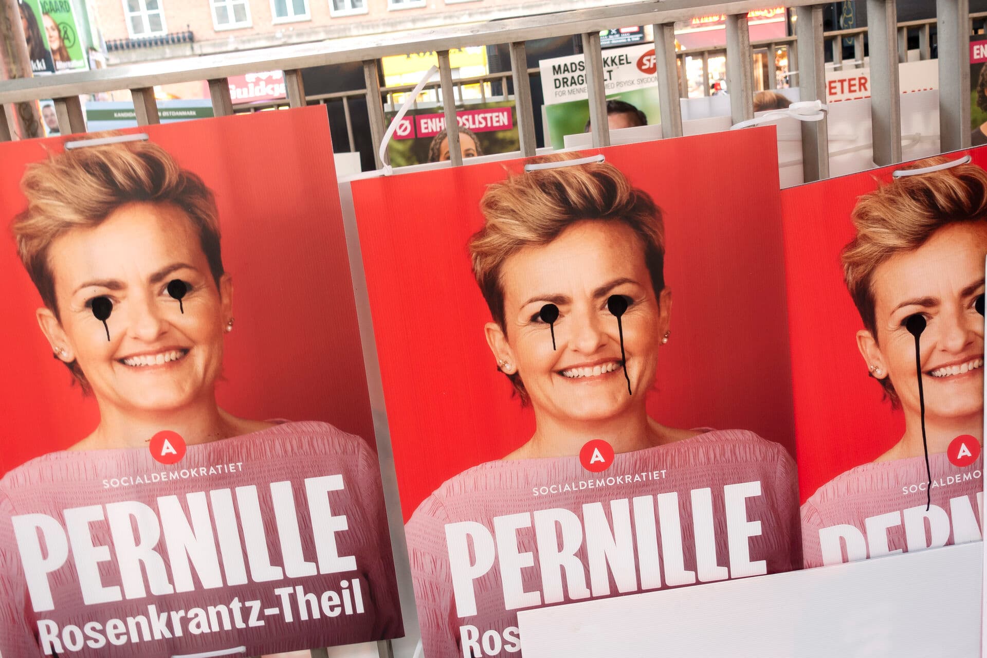 32 pct. af danske politikere oplever fysisk chikane (f.eks. skub, slag, kastet ting efter, eller borgere, der opsøger politikerne i privaten) cirka en gang om året, viser forskning foretaget af Helene Helboe Pedersen, professor på Aarhus Universitet.