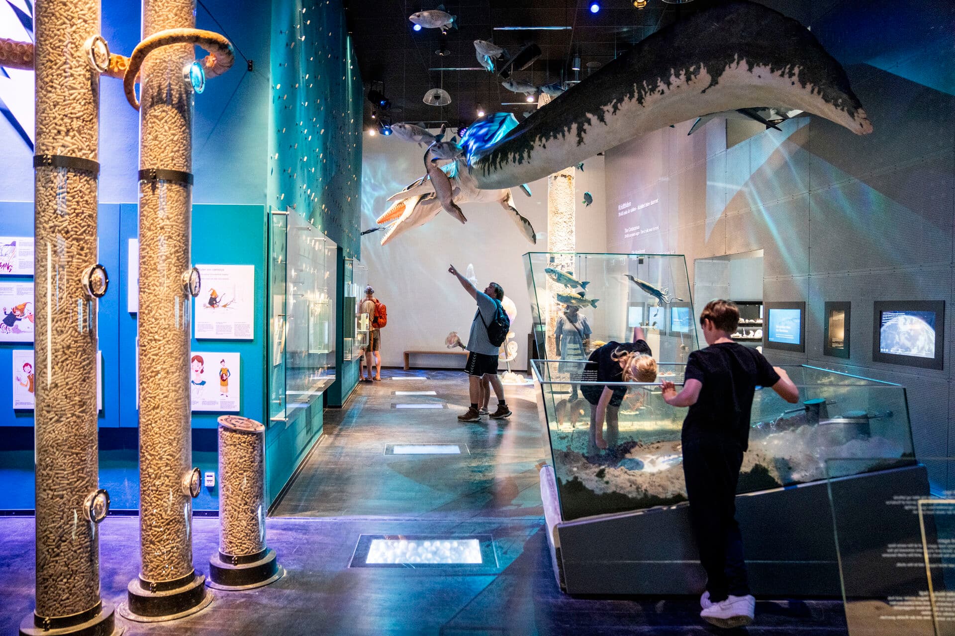 GeoCenter Møns Klint - i 20 af landets kommuner står turismen for 10 procent eller mere af den lokale beskæftigelse. På landsplan er antallet af ansatte i turismebranchen kun gået én vej de sidste ti år – opad. Det skaber værdi i alt lige fra butikker og håndværksvirksomheder til restauranter og museer, skriver Lars Bertolt Winther.