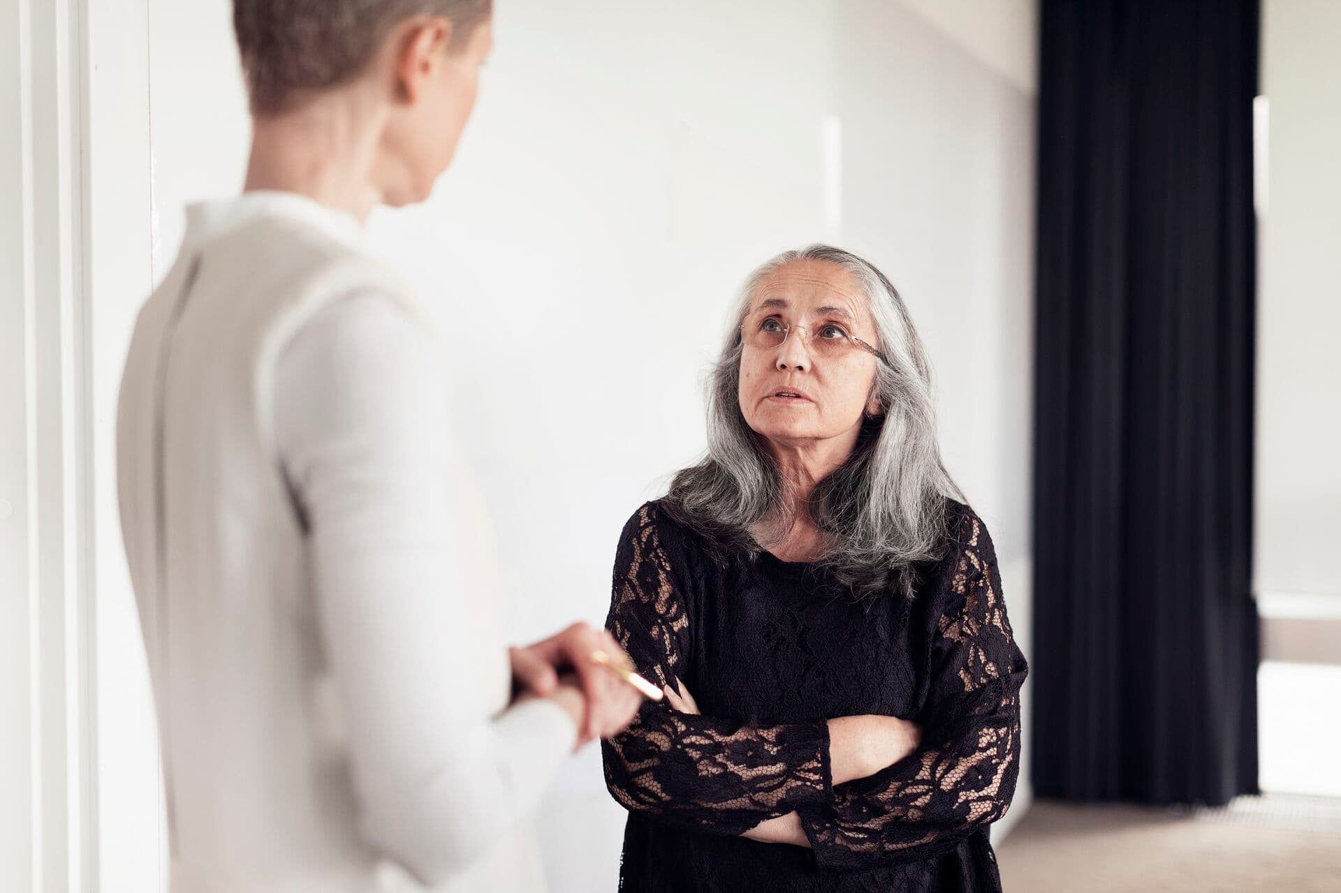 Frisættelsesidealet om, at medarbejdere og borgere sammen bliver enige om, hvad borgere skal have hjælp til, gør forventningerne flydende, og det har en pris, advarer forskere i ny bog. (Modelfoto.)