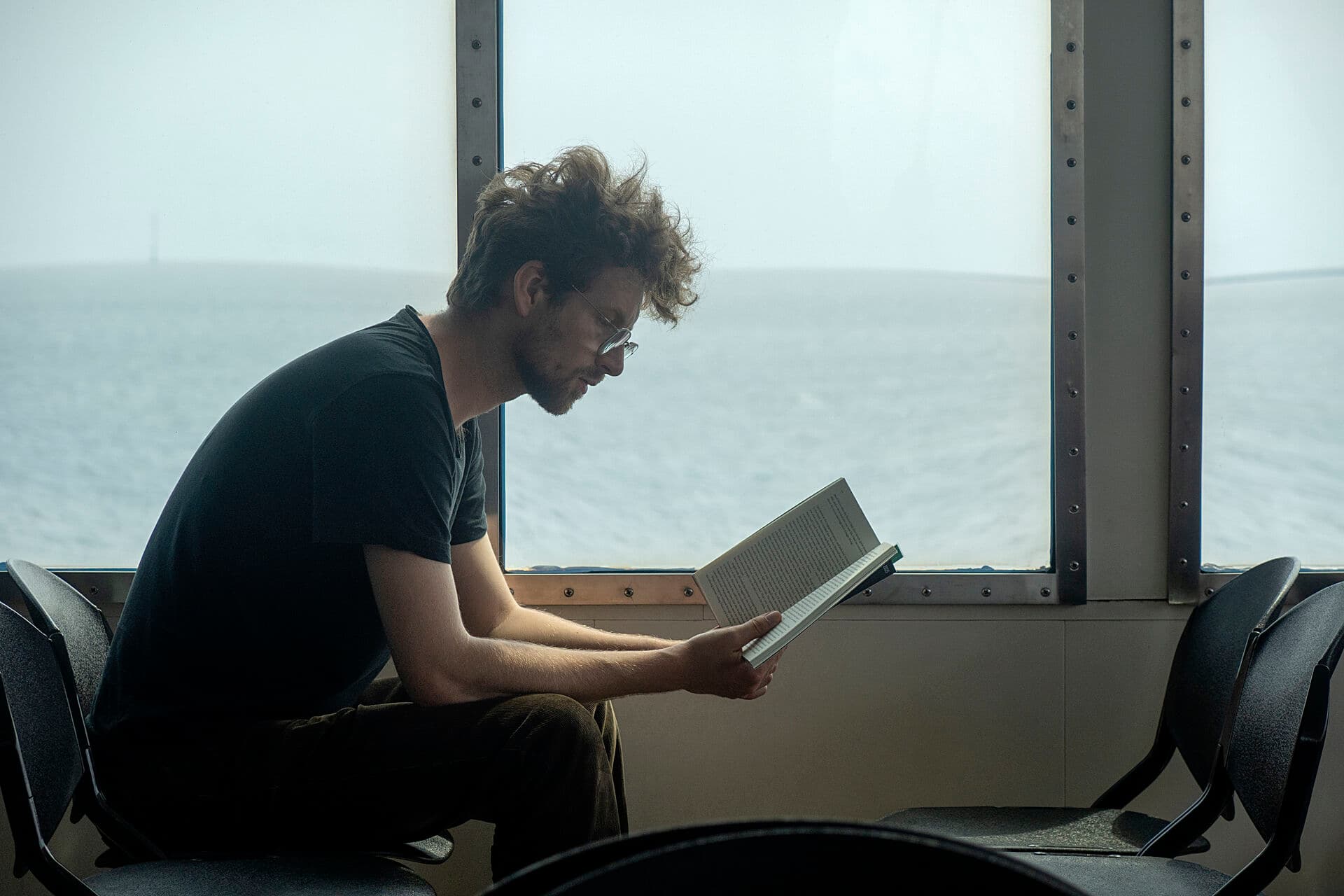 Flere studier har vist, at litteratur kan styrke læseren eller lytterens empati. Forperson for Danmarks Biblioteksforening Paw Østergaard Jensen (S) argumenterer for, at bøger også kan give vigtige indsigter og refleksioner til lokalpolitikere. (Genrefoto)