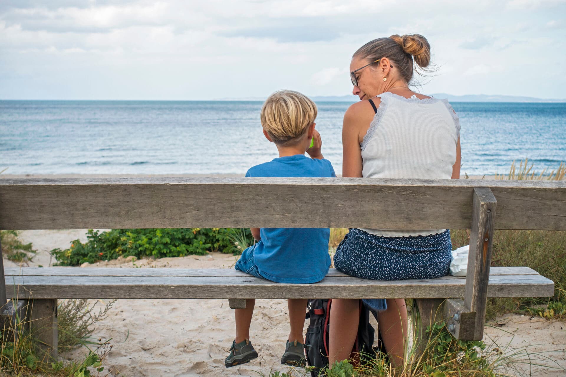 Når et barn mistrives, udsættes for vold, kæmper med angst eller ufrivilligt skolefravær, så er socialrådgiveren den fagperson, der skal sikre helhed, kontinuitet og den indsats, der kan ændre et livsforløb. Det kræver relationer. Det kræver fagligt nærvær. Og det kræver tid, skriver Signe Færch.