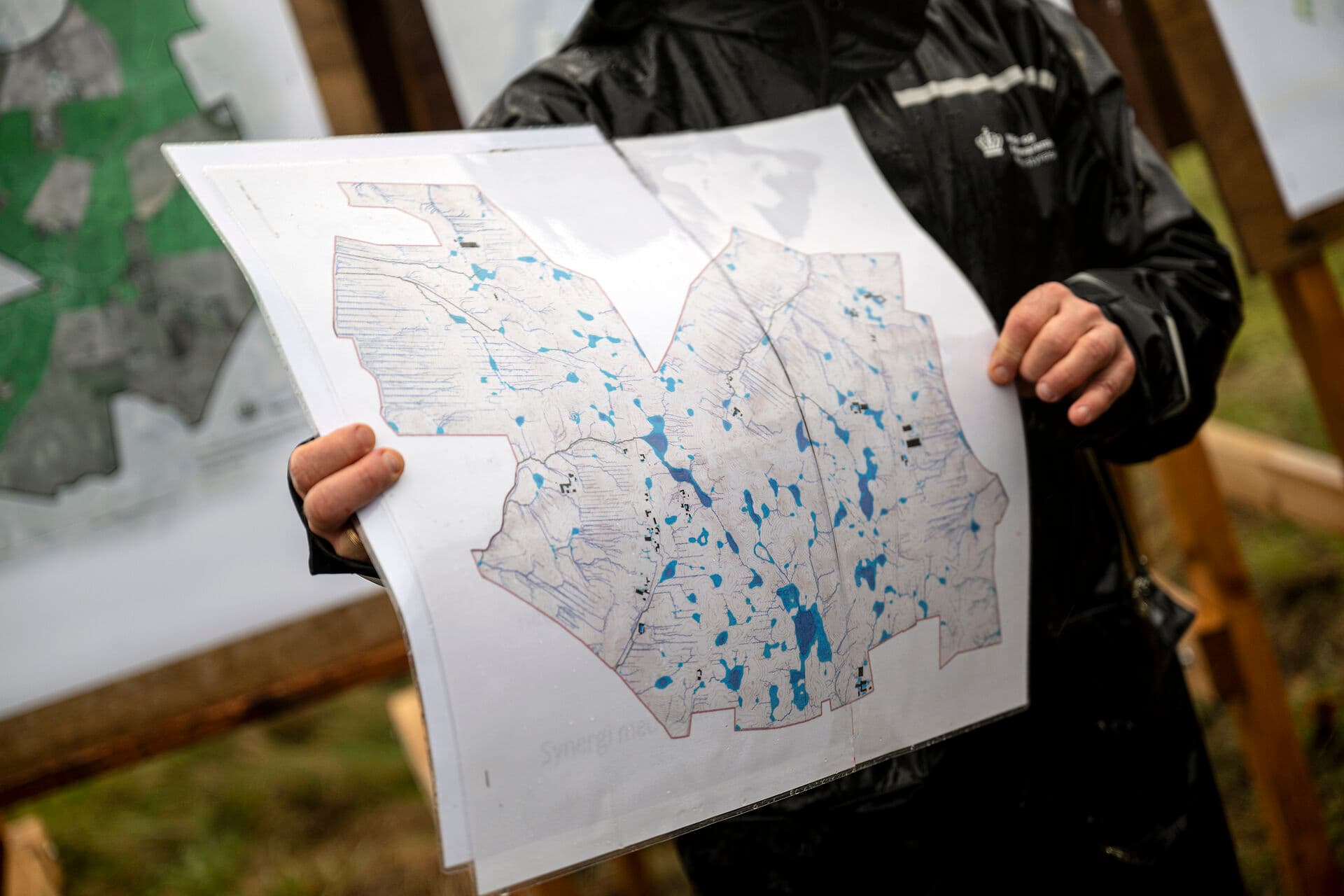 Naturstyrelsen har sammen med Horsens Kommune og Horsens Vand A/S erhvervet store arealer med tidligere landbrugsjord, der skal omdannes fra landbrug til skov. Skoverejsningen skal beskytte Højballegårdværkets centrale indvindingsopland omkring kildepladsen og sikre drikkevandsinteresserne for fremtiden.